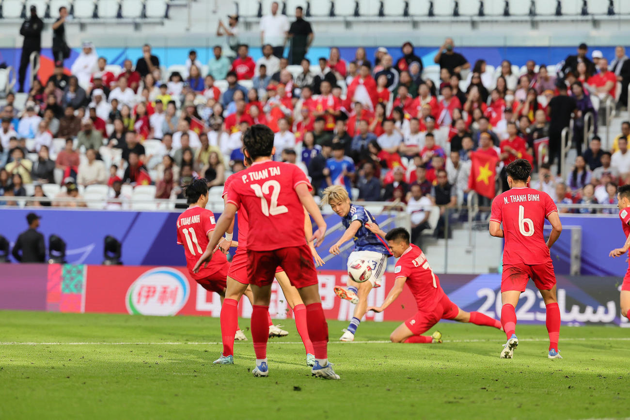 日本対ベトナム　前半、右足でゴールを決める中村（後方中央）（撮影・足立雅史）