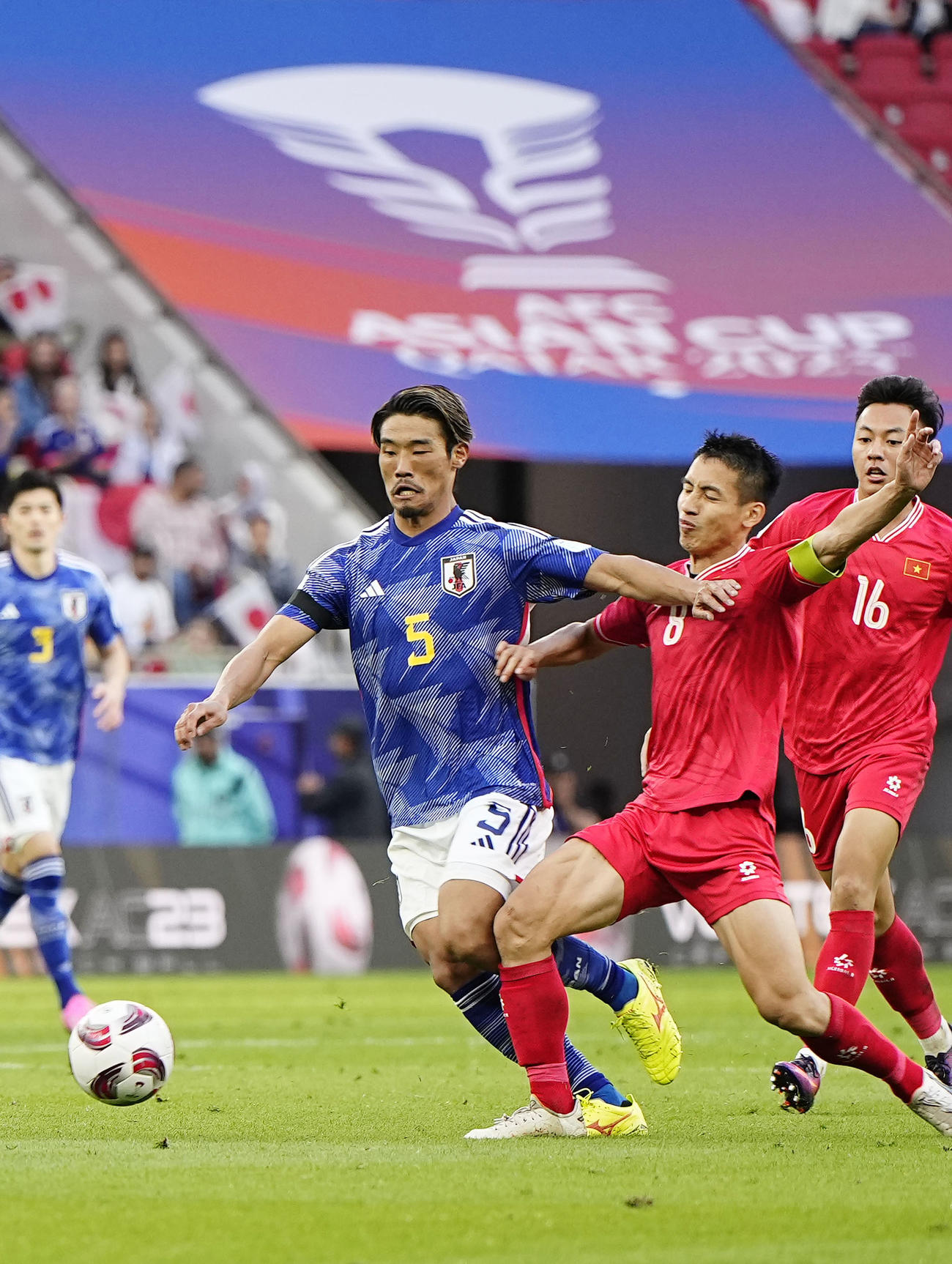 後半、競り合う守田（共同）