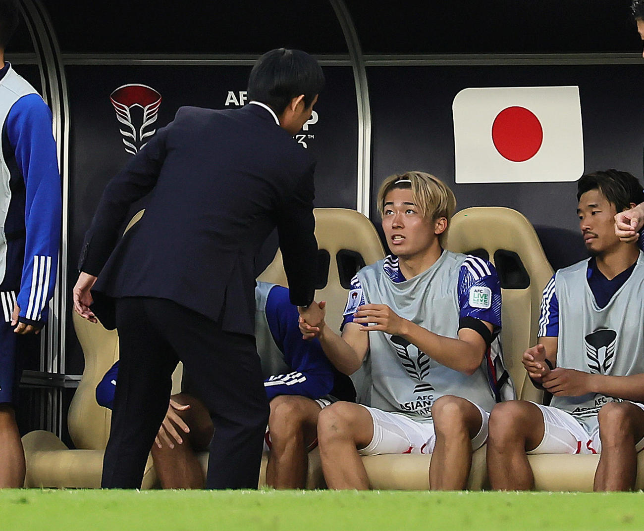 日本対ベトナム　試合を終え、勝利した森保監督（左）は中村と握手を交わす（撮影・足立雅史）