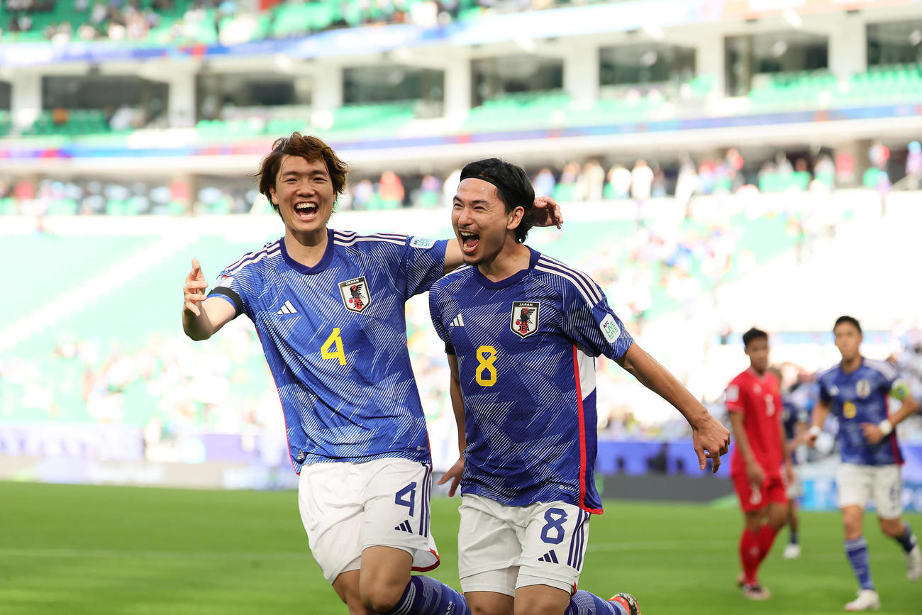 日本対ベトナム　前半、先制ゴールを決め笑顔を見せる南野（右）。左は板倉（撮影・足立雅史）