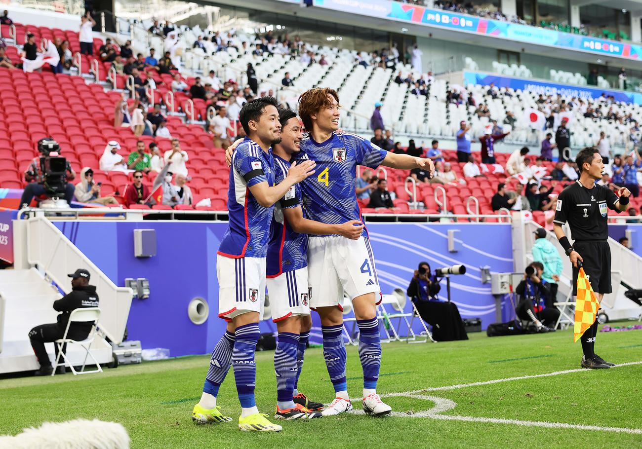 日本対ベトナム　前半、ゴールを決め喜ぶ南野（中央）（撮影・足立雅史）