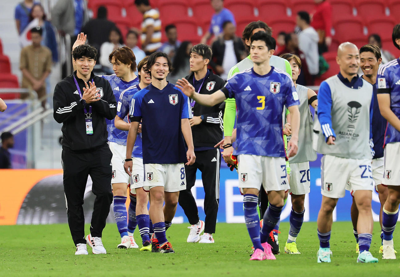 日本対ベトナム　勝利し笑顔を見せる南野（手前左から2人目）ら（撮影・足立雅史）
