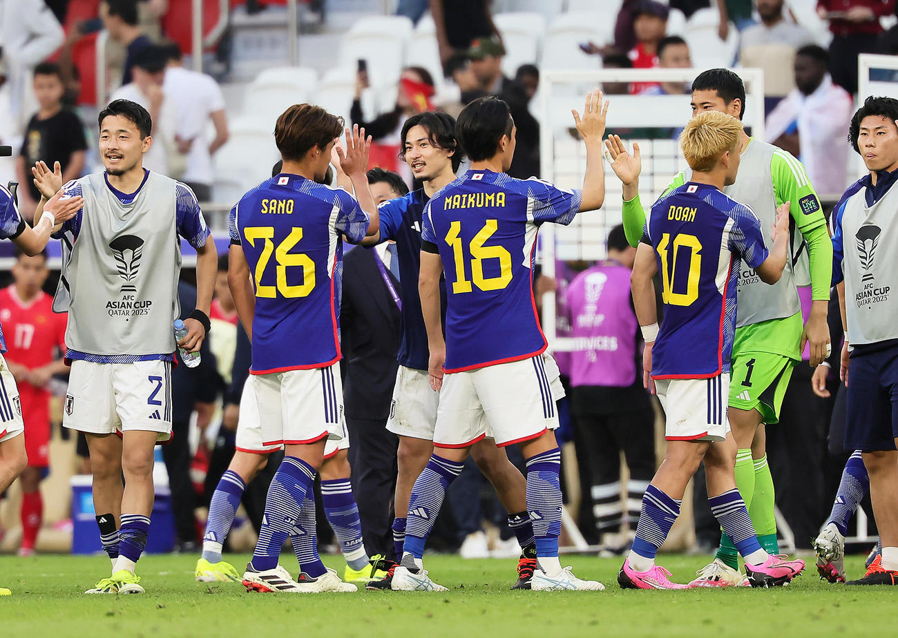 日本対ベトナム　勝利し笑顔でタッチを交わす南野（中央左）ら（撮影・足立雅史）