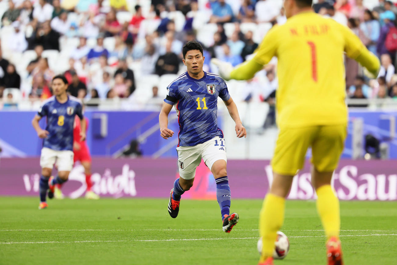 日本対ベトナム　前半、ボールを追う細谷（撮影・足立雅史）