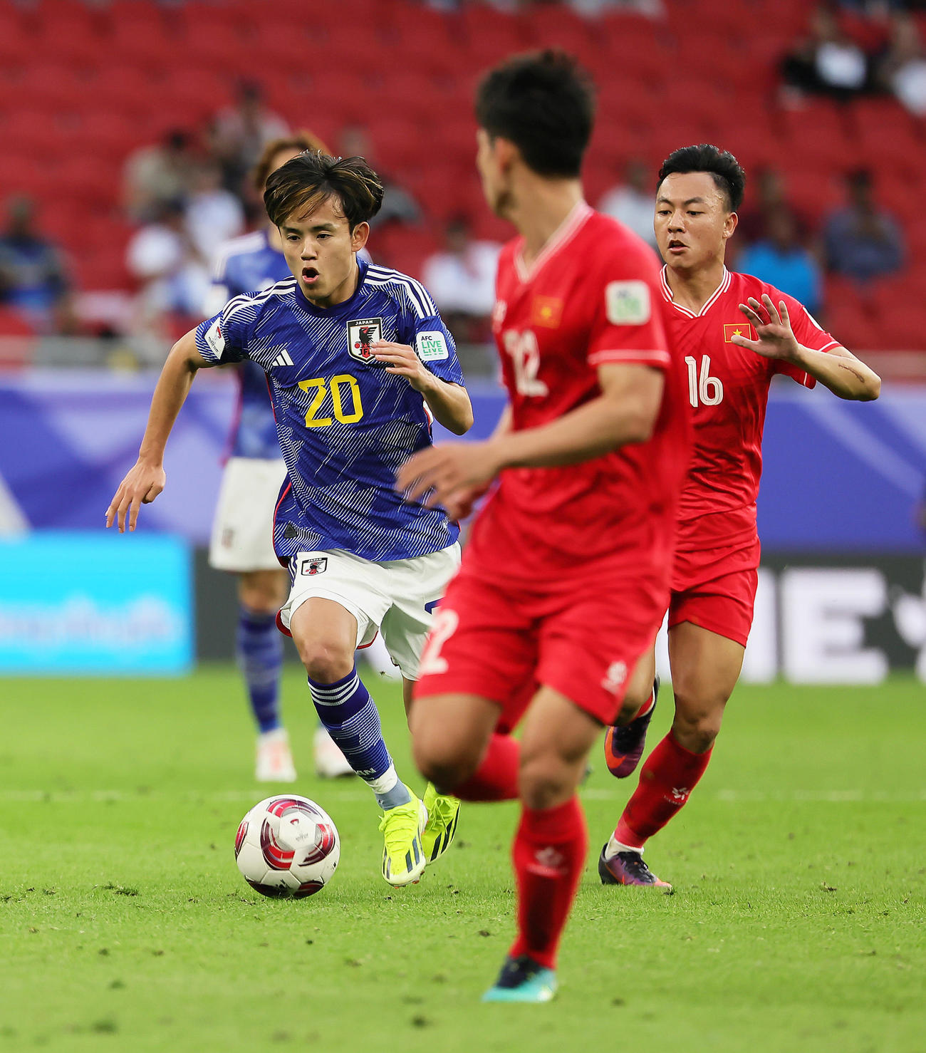 日本対ベトナム　後半、突破を計る久保（左）（撮影・足立雅史）