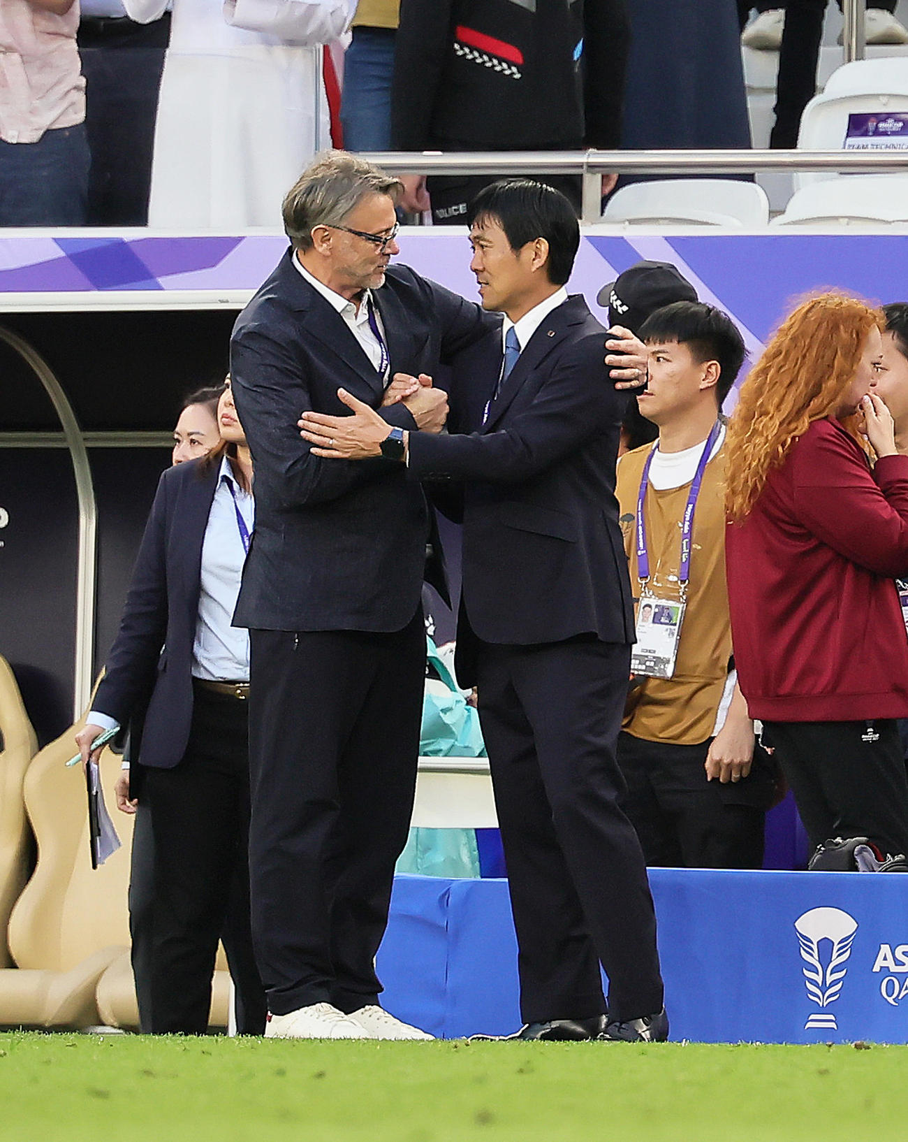 日本対ベトナム　試合を終え、健闘をたたえ合う森保監督（右）とベトナム代表トルシエ監督（撮影・足立雅史）