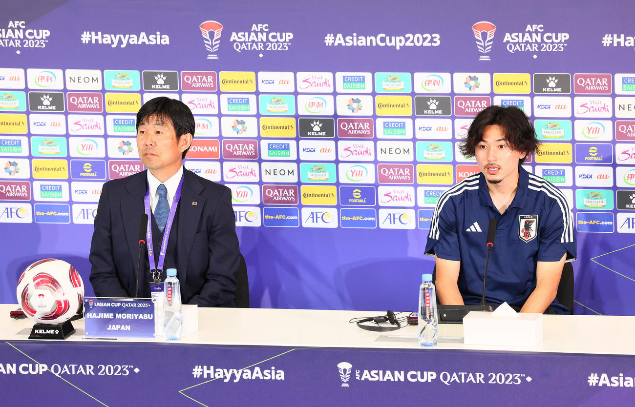日本対ベトナム　試合後の会見に臨む森保監督（左）と南野（撮影・足立雅史）