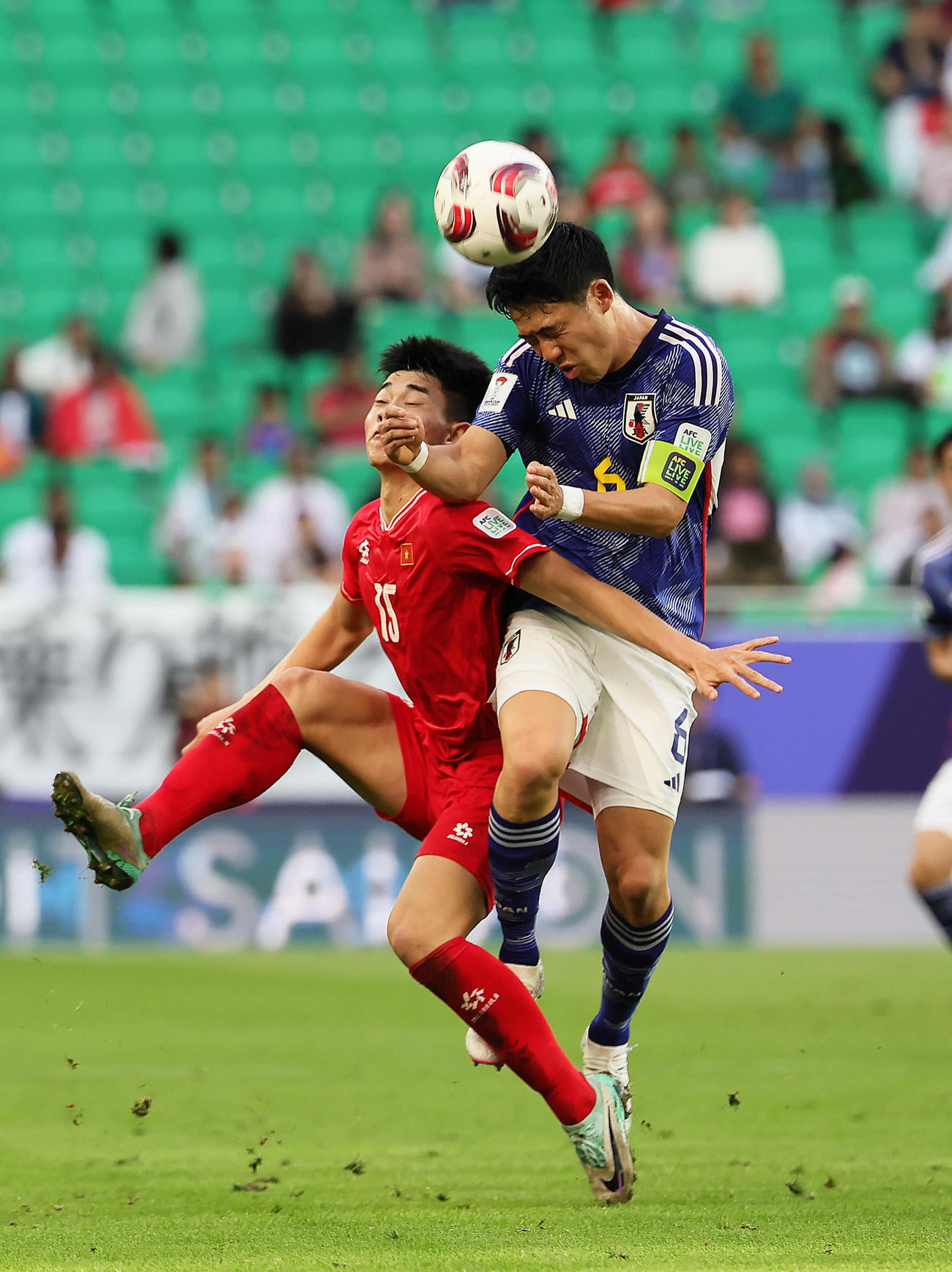 日本対ベトナム　前半、ベトナム代表のグエン・ディン・バク（左）と競り合う遠藤（撮影・足立雅史）