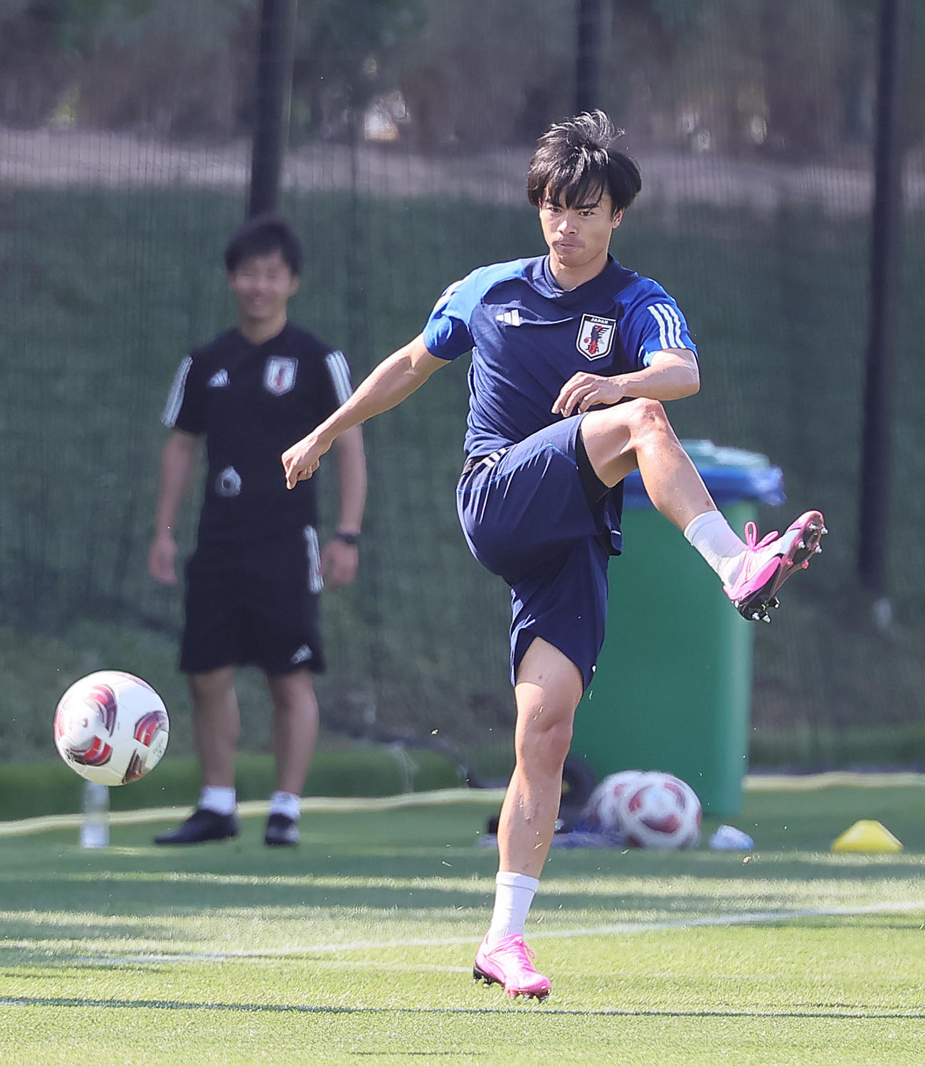 練習で右足アウトサイドでボールを蹴る三笘（撮影・足立雅史）