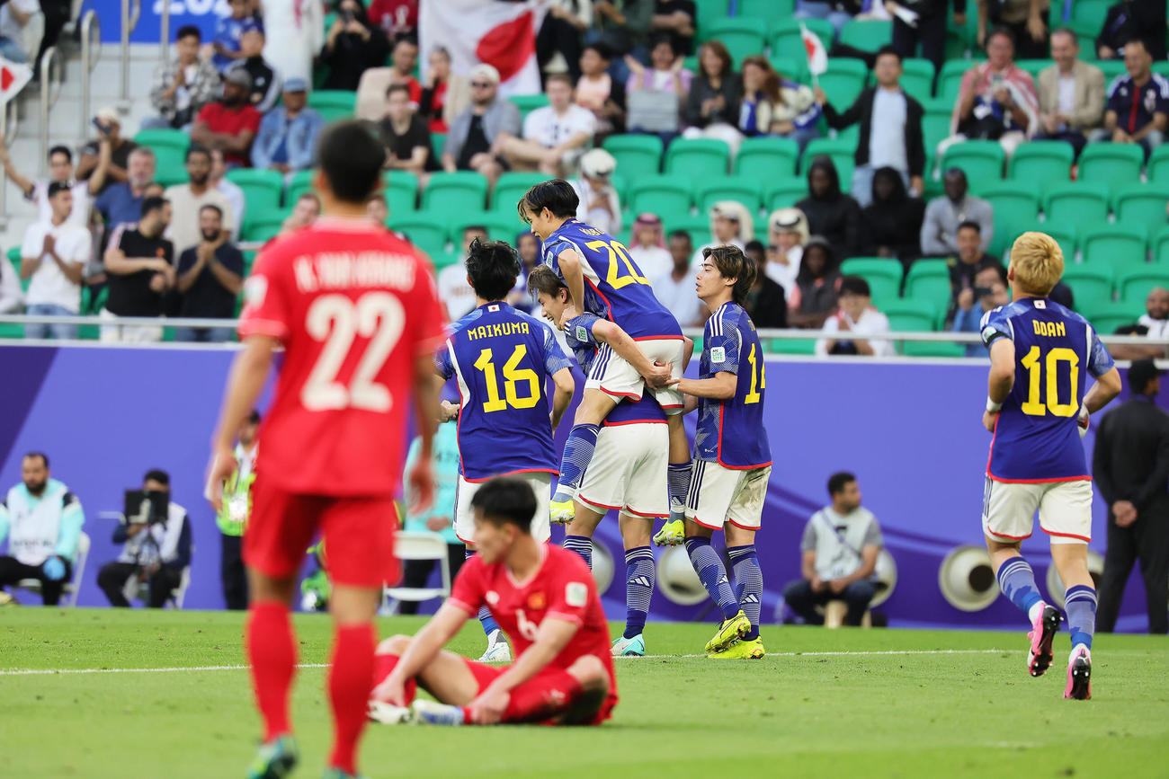 後半、ゴールを決め、祝福される上田