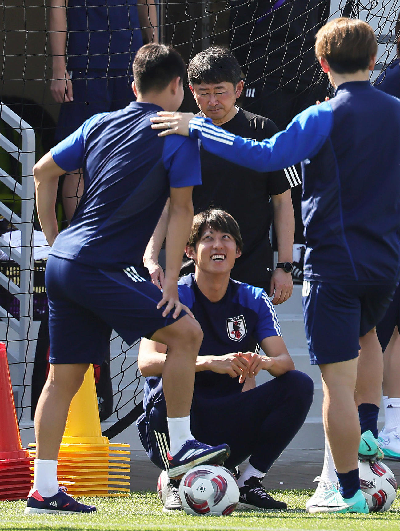 練習前、談笑する伊藤（中央）（撮影・足立雅史）