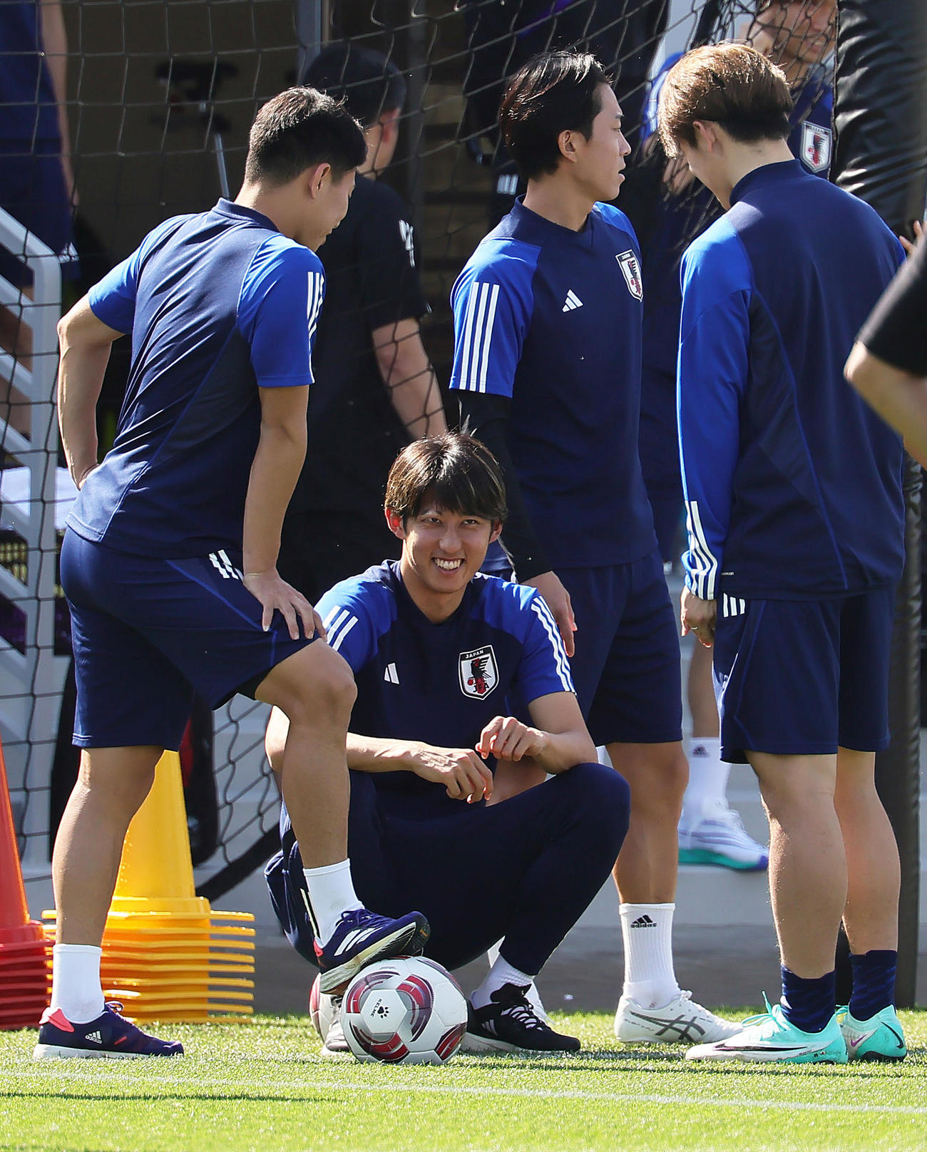 練習前、談笑する伊藤（中央）（撮影・足立雅史）