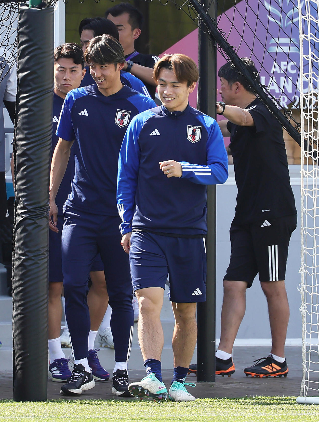 笑顔で練習に向かう上田（右）と伊藤（中央）（撮影・足立雅史）