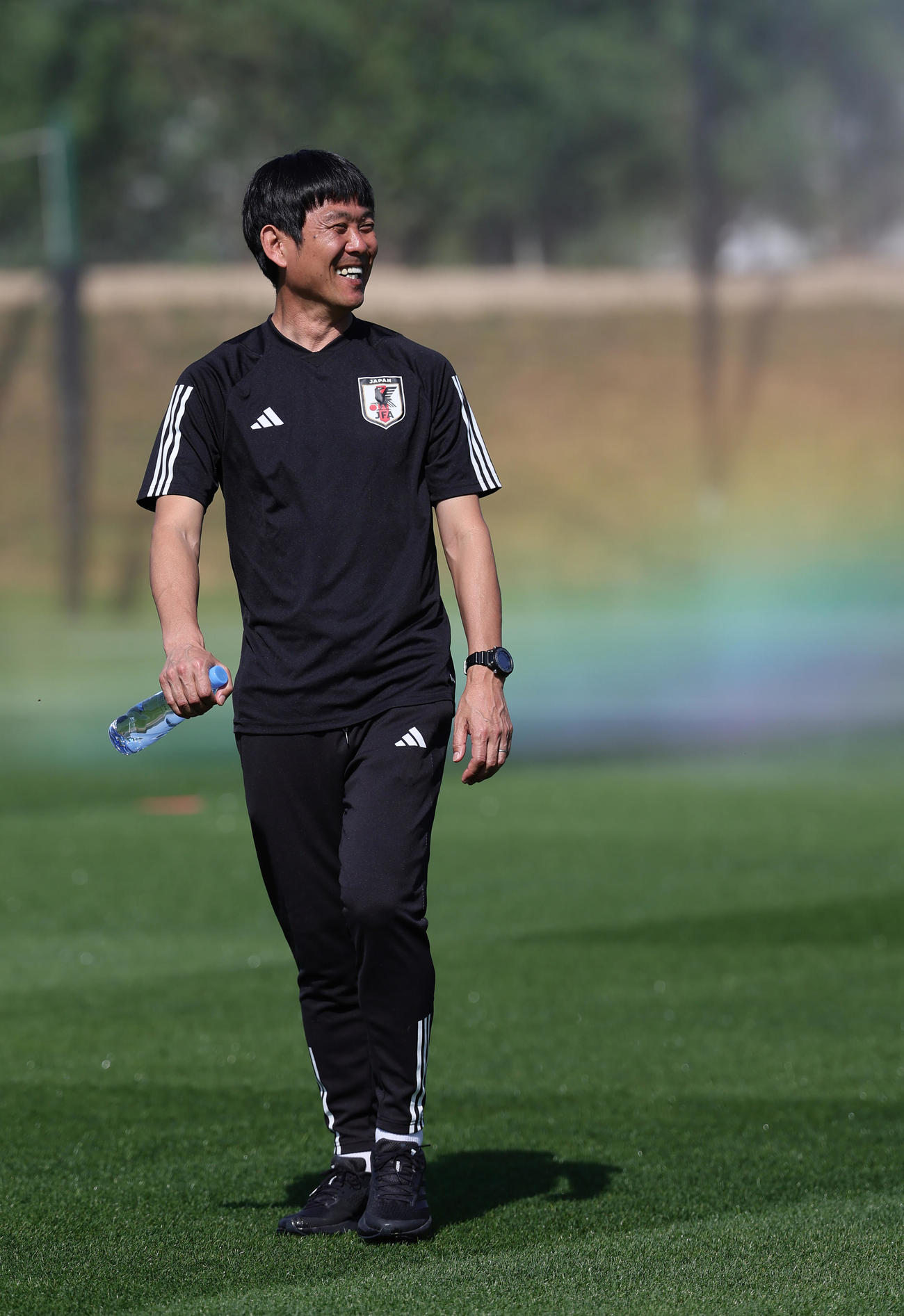 練習前、笑顔を見せる森保監督（撮影・足立雅史）