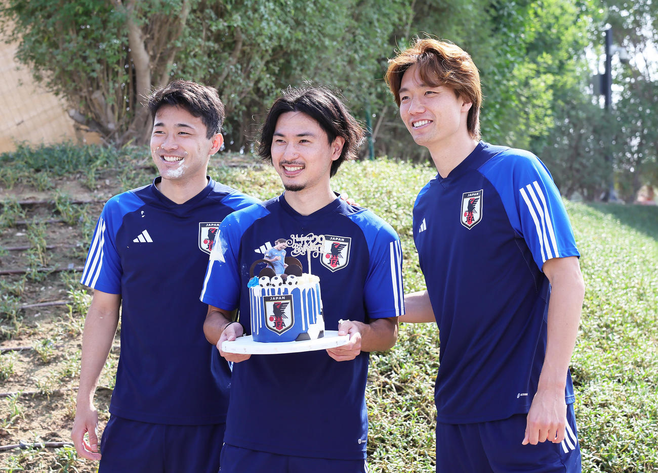 この日、誕生日を迎えた南野（中央）は菅原（左）と板倉の祝福に笑顔（撮影・足立雅史）