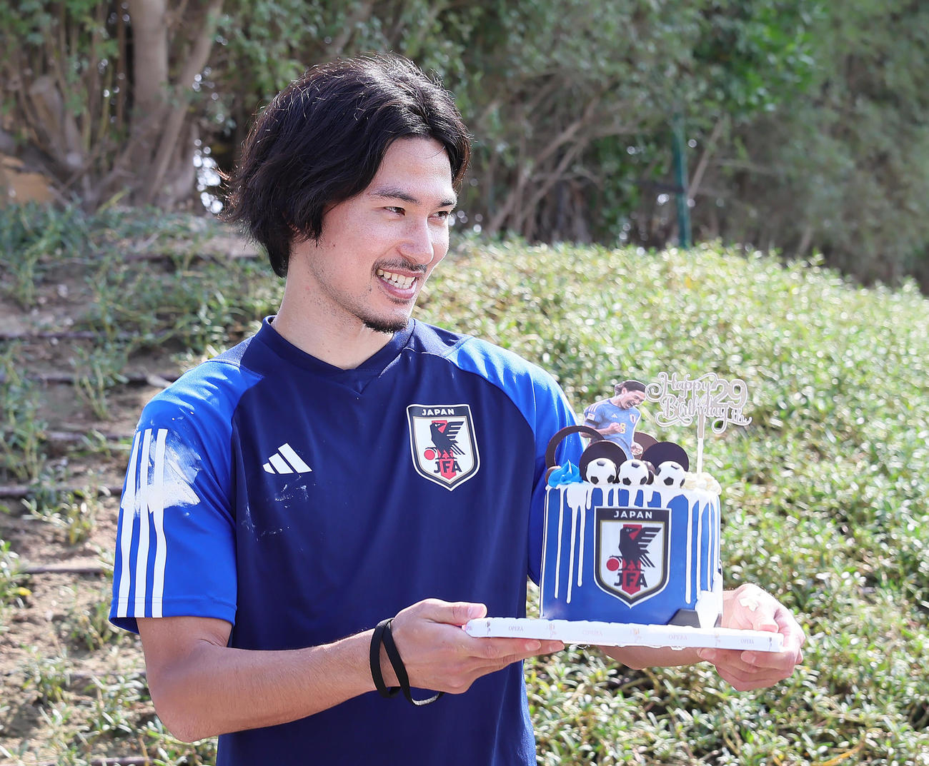 この日、誕生日を迎えた南野はケーキを手に笑顔を見せる（撮影・足立雅史）