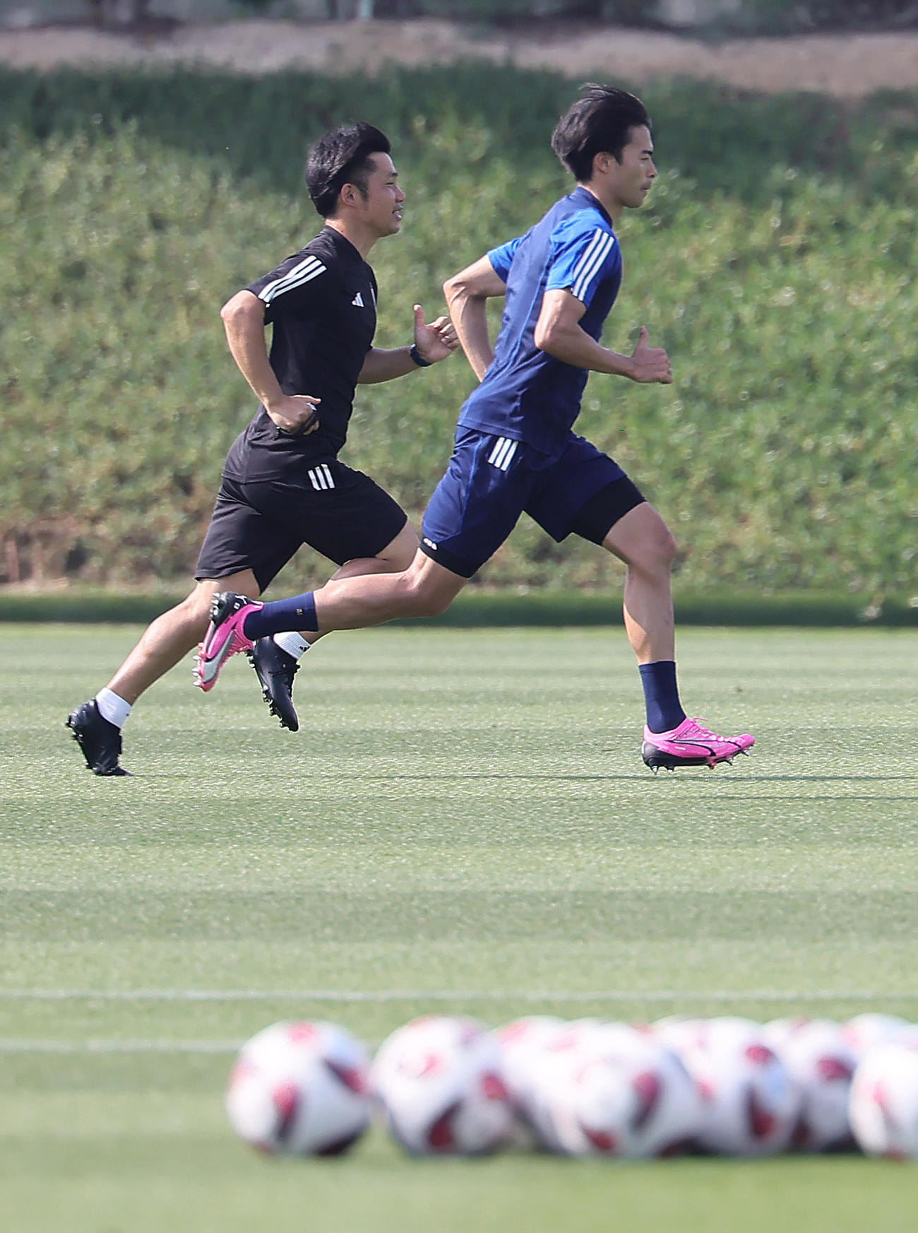 練習でダッシュする三笘（右）（撮影・足立雅史）