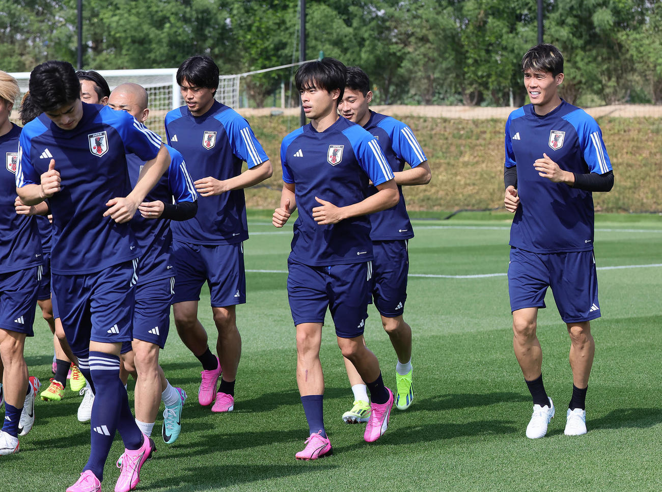 全体練習でランニングする三笘（中央）（撮影・足立雅史）