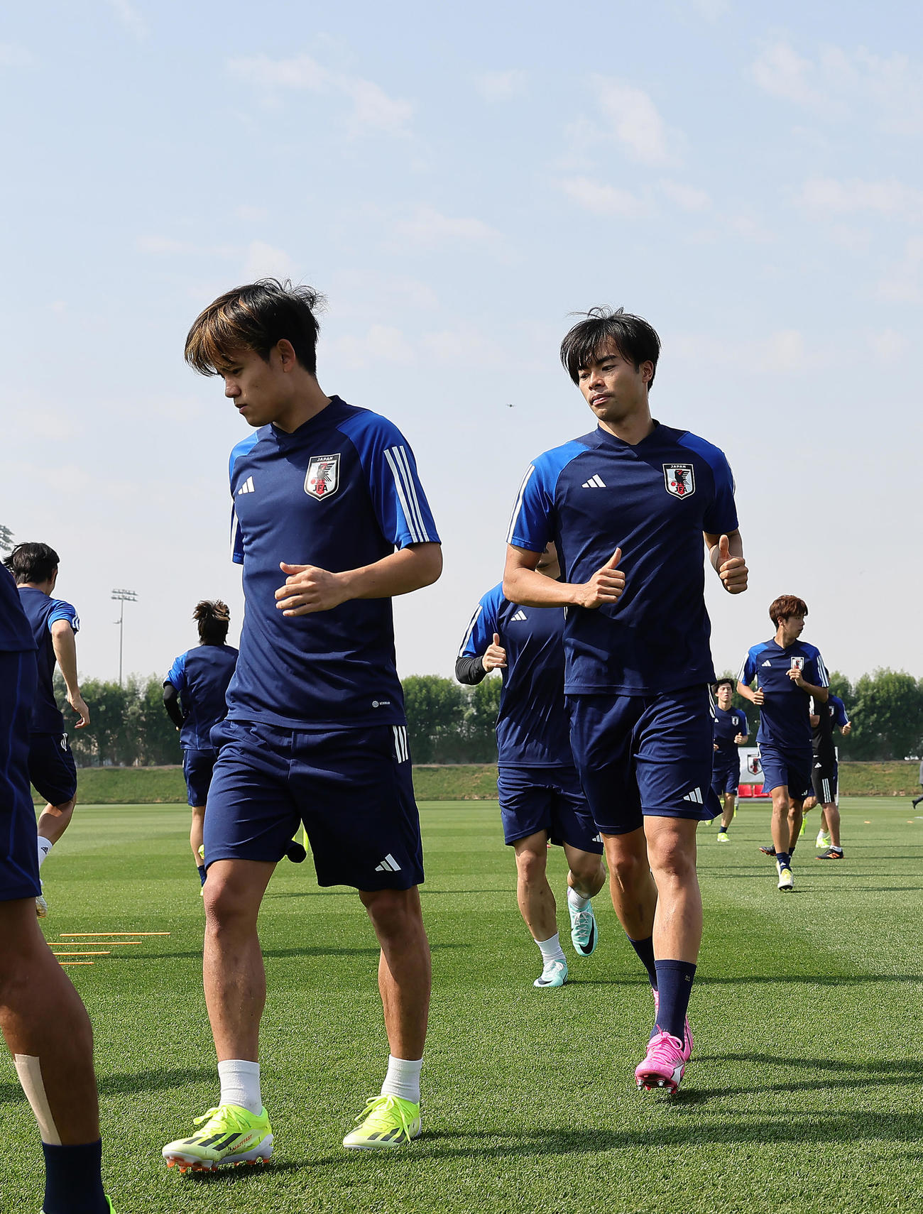練習に臨む久保（左）と三笘（撮影・足立雅史）