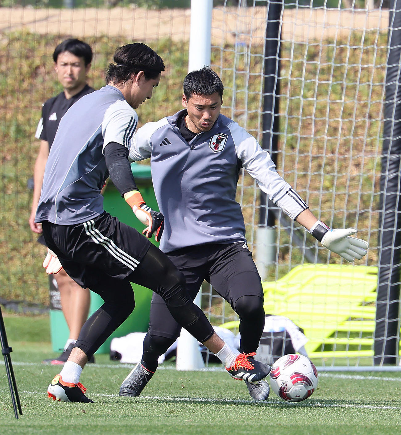 練習に臨むGK野沢（左）とGK前川（撮影・足立雅史）