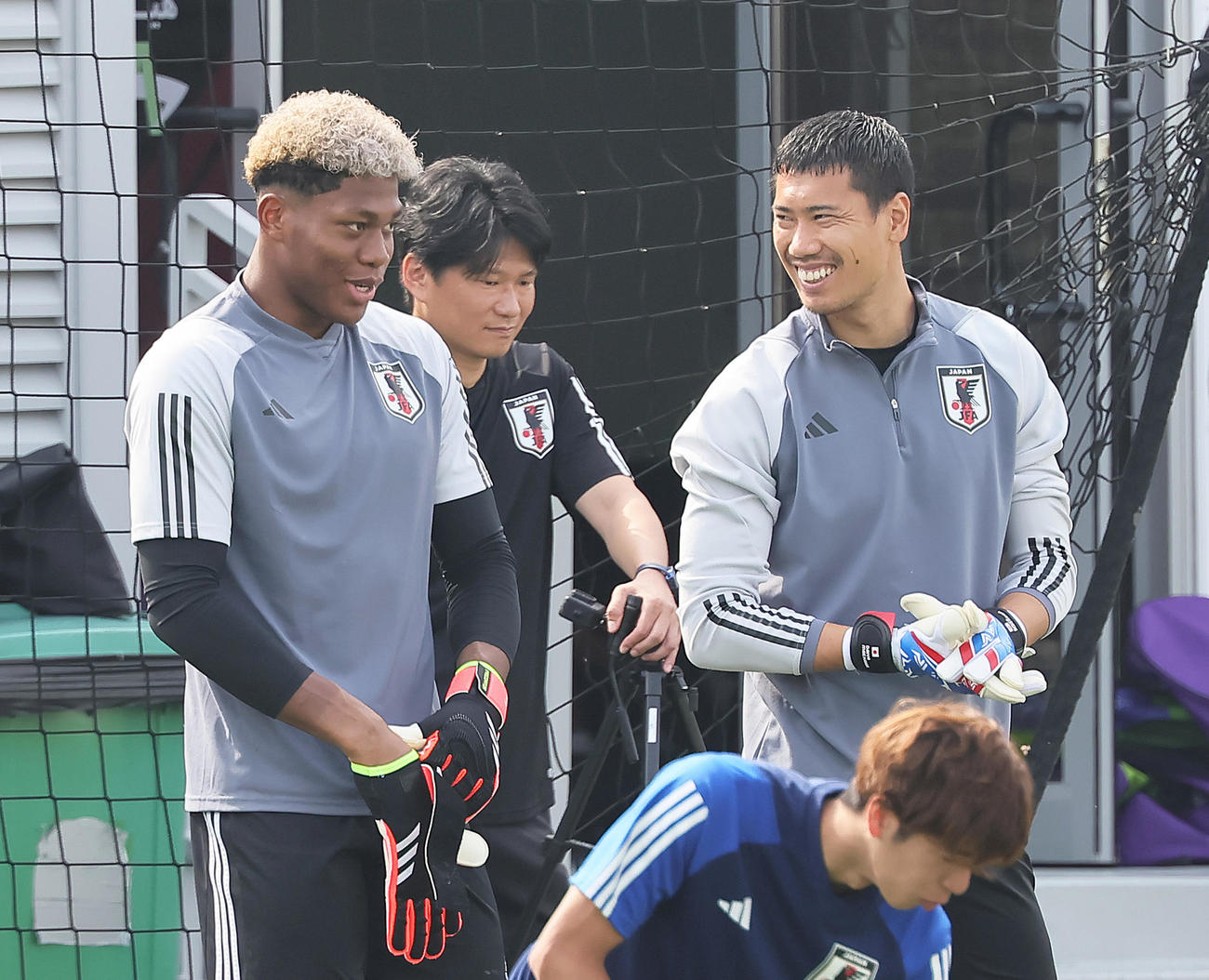 練習前、談笑するGK鈴木（左）とGK前川（撮影・足立雅史）