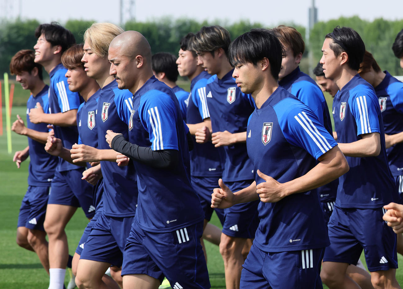 全体練習でランニングする三笘（中央右）（撮影・足立雅史）