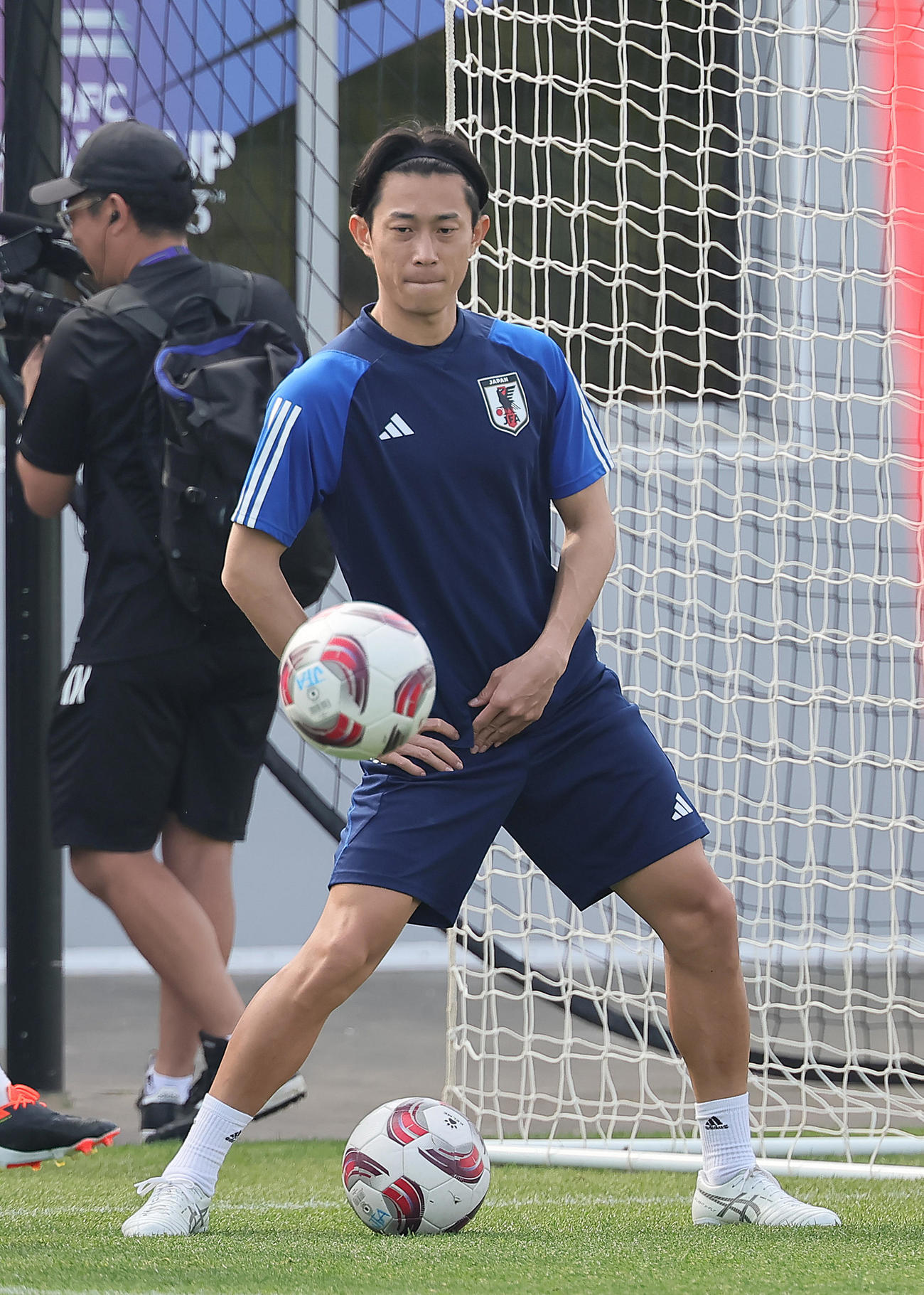 練習で体を動かす毎熊（撮影・足立雅史）