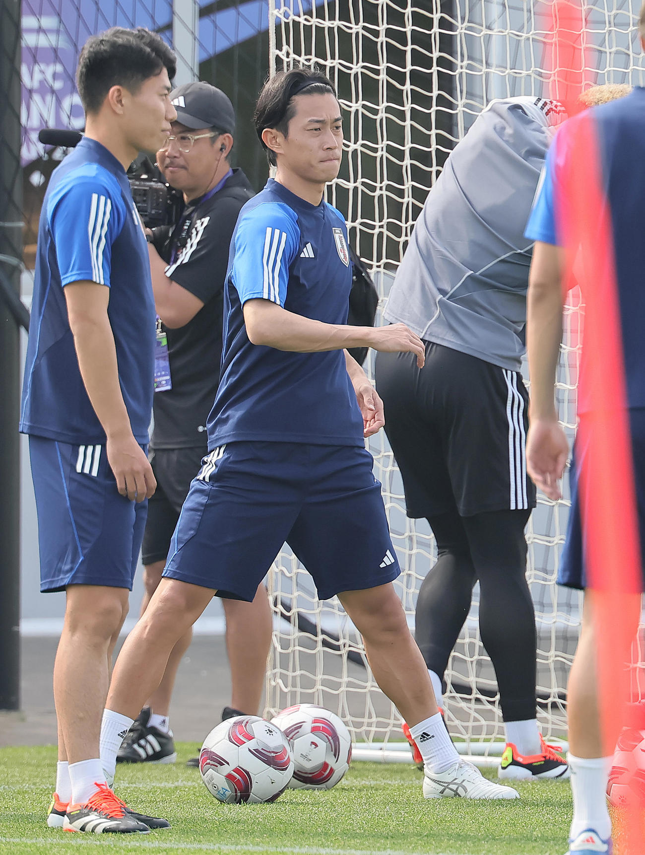 練習で体を動かす毎熊（中央）（撮影・足立雅史）