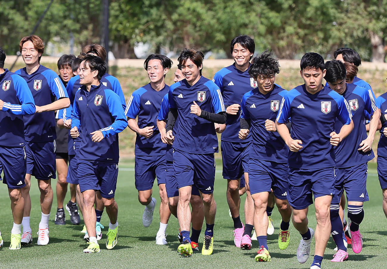 笑顔でランニングする伊東（中央）ら（撮影・足立雅史）