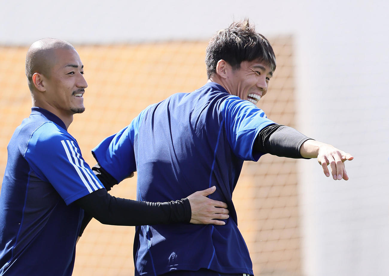 練習中、笑顔を見せる前田（左）と冨安（撮影・足立雅史）