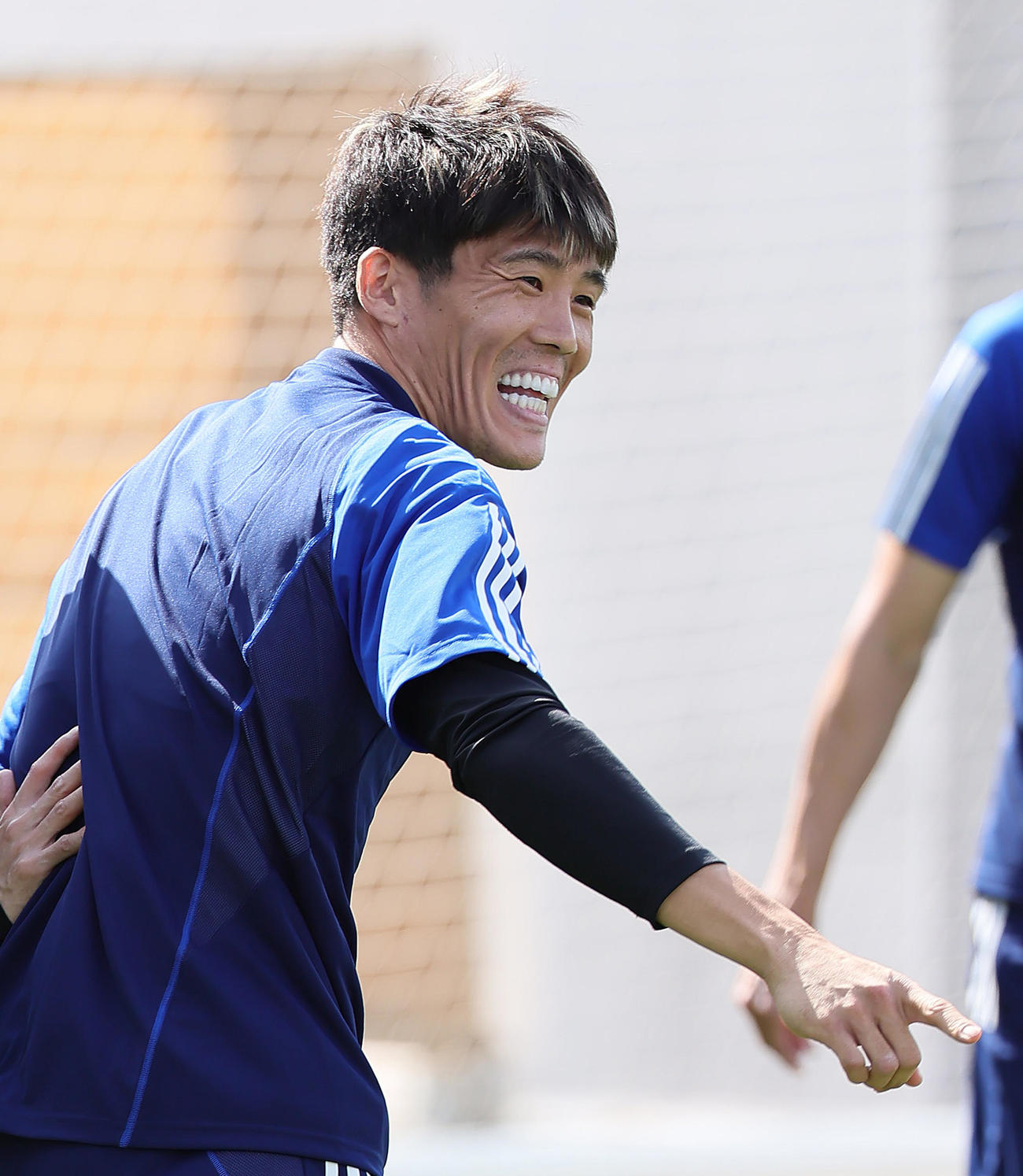 練習中、笑顔を見せる冨安（撮影・足立雅史）