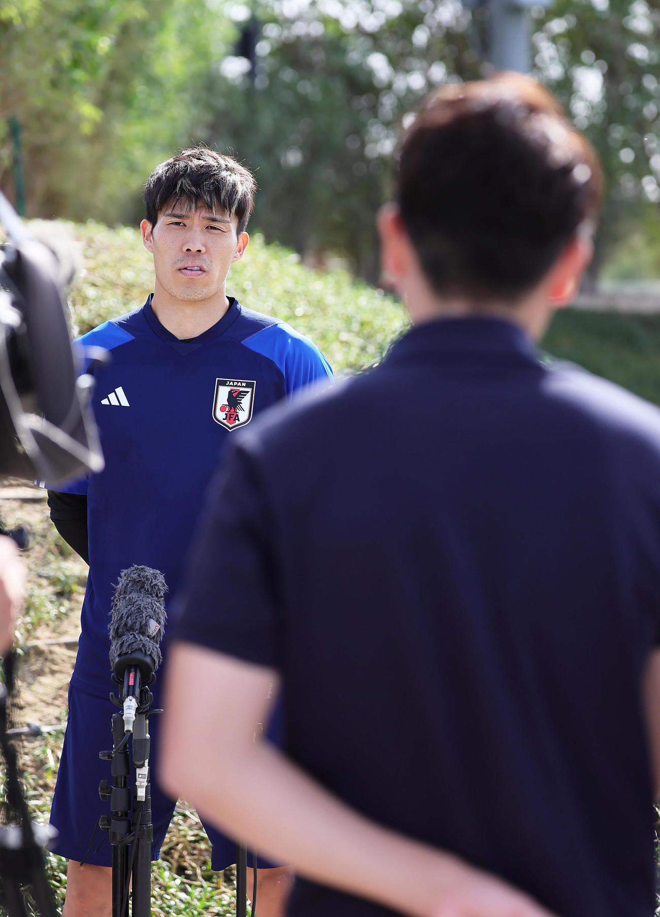 内田氏（右）からインタビューを受ける冨安（撮影・足立雅史）