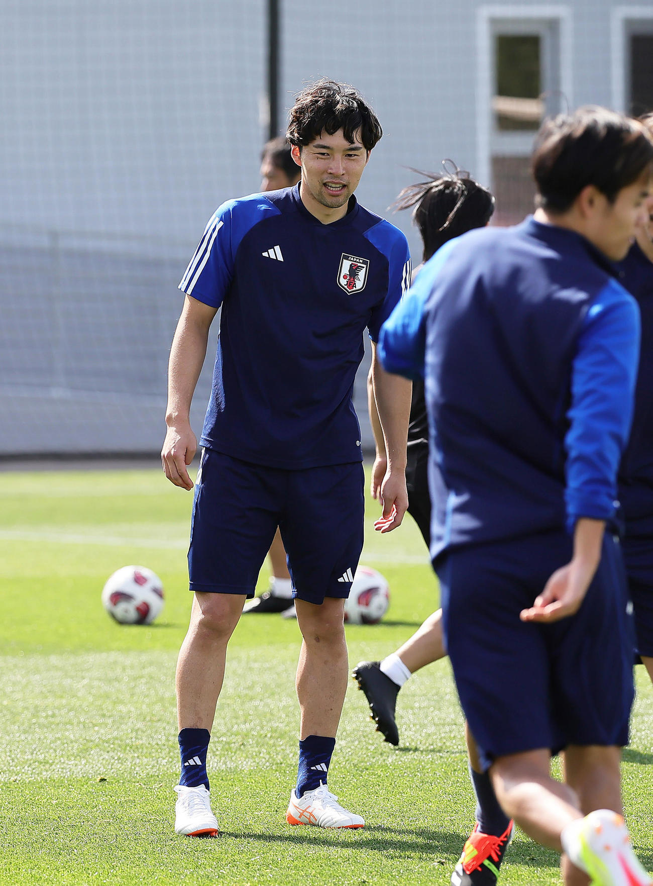 練習中、笑顔を見せる中山（撮影・足立雅史）