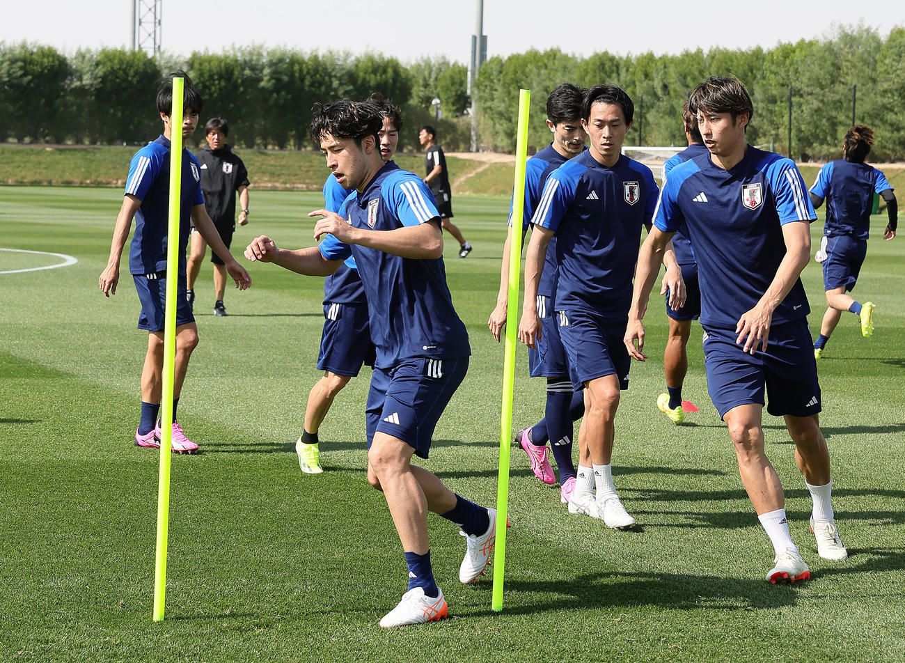 練習に臨む手前左から中山、毎熊、伊藤（撮影・足立雅史）