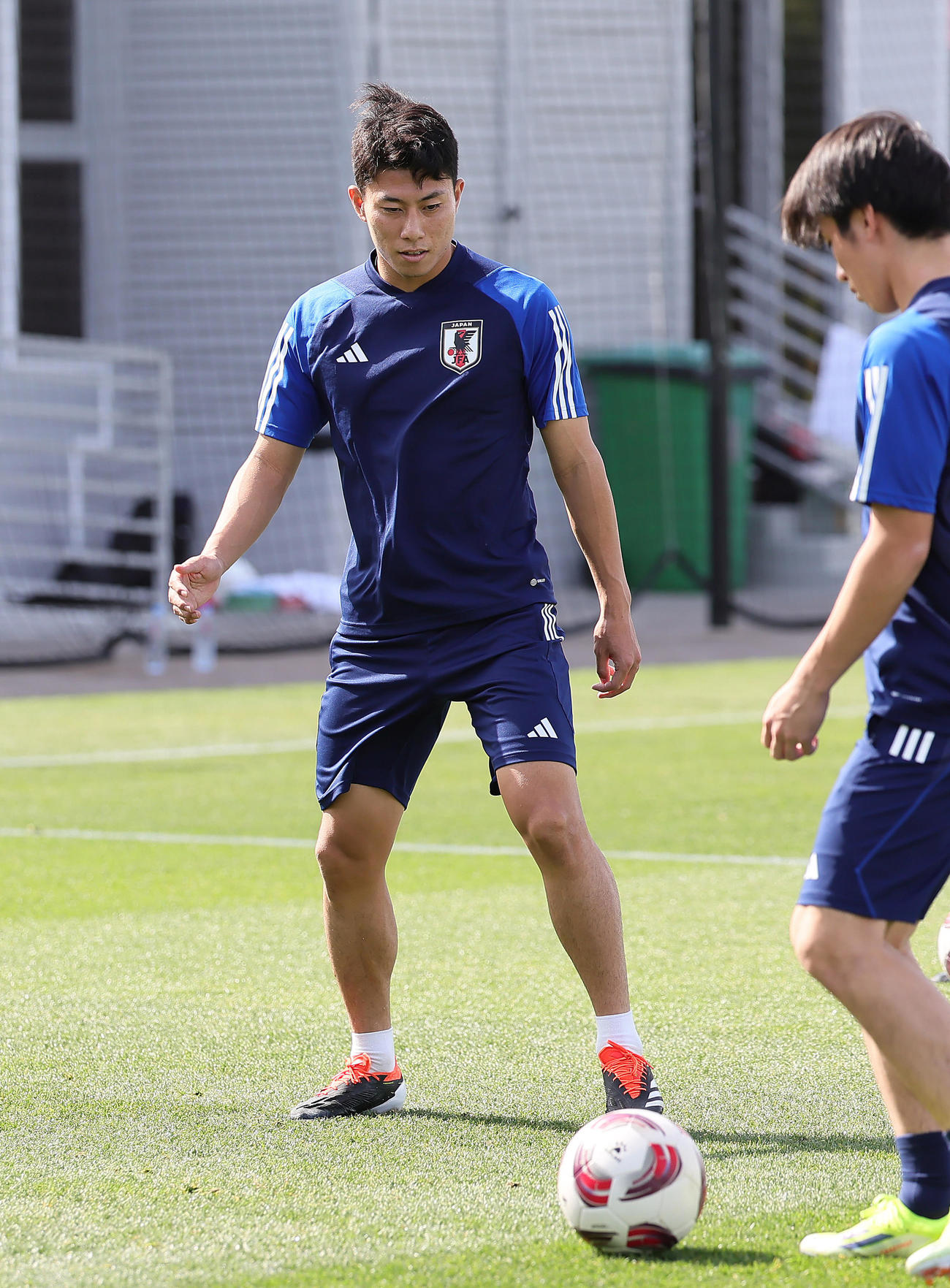 練習でボールを追う細谷（撮影・足立雅史）