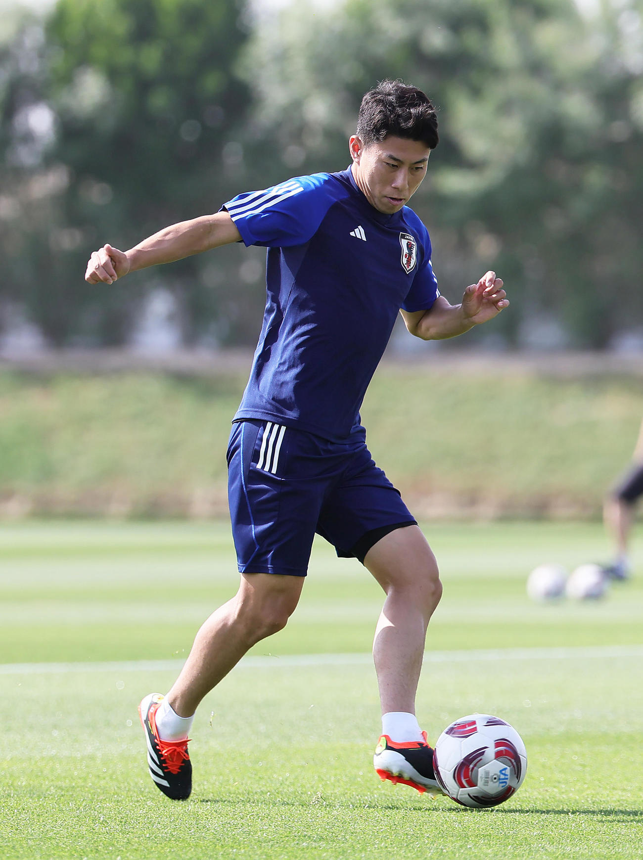 練習でクロスに合わせる細谷（撮影・足立雅史）