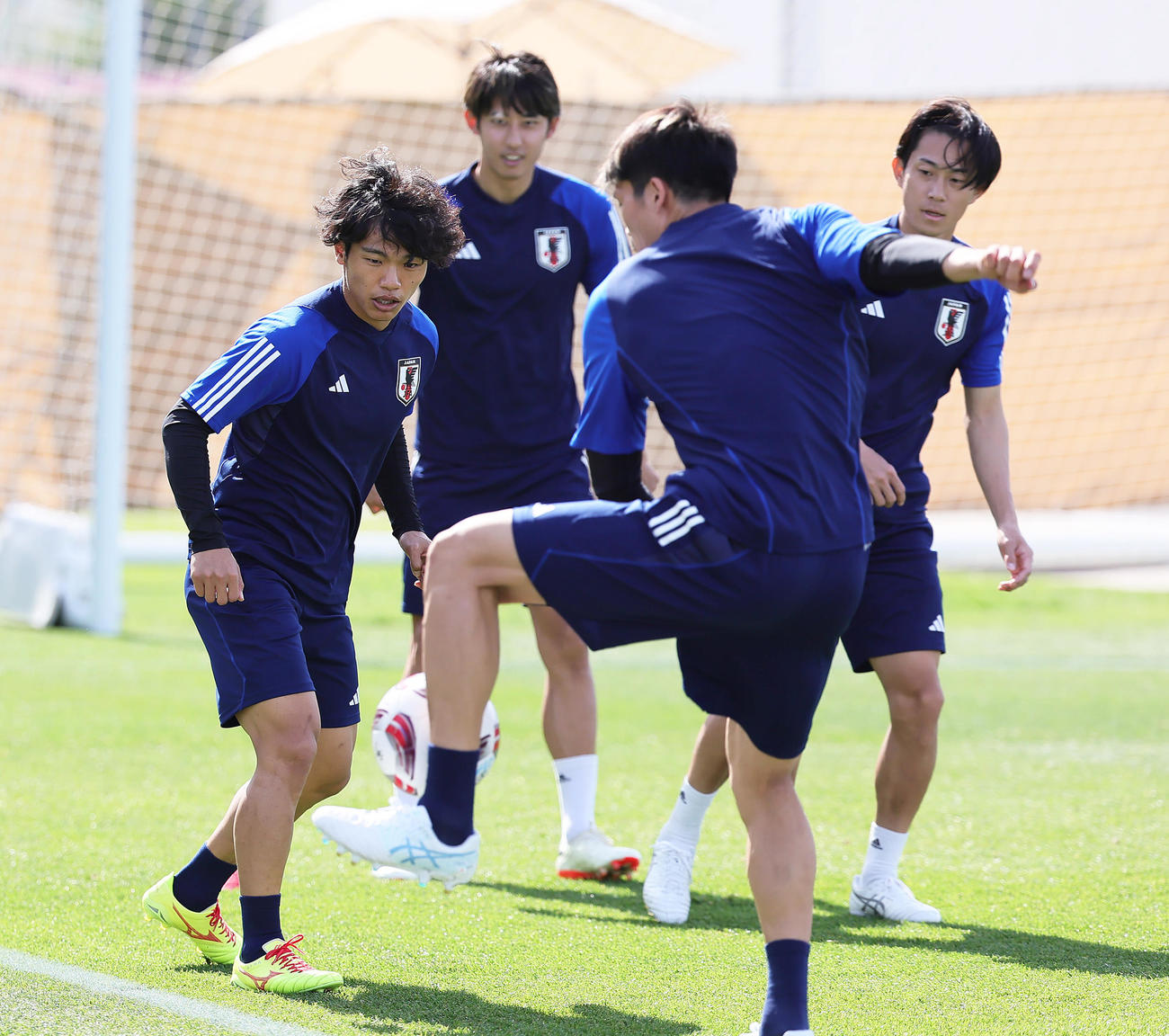 練習でボールを追う、後方左から旗手、伊藤、毎熊（撮影・足立雅史）