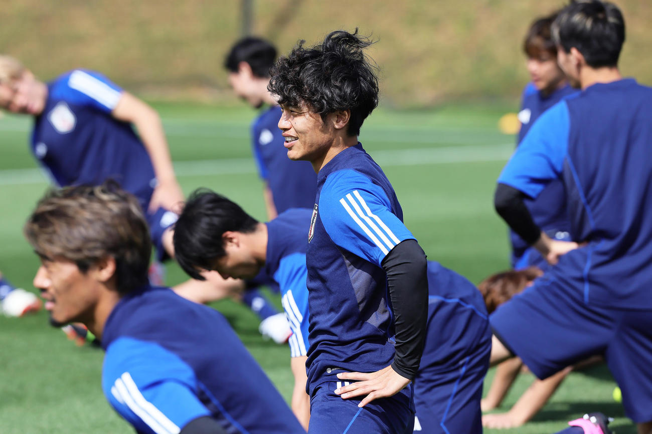 練習中、笑顔を見せる旗手（中央）（撮影・足立雅史）