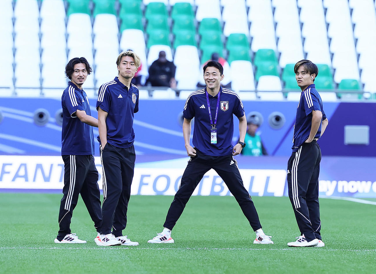 試合前、ピッチの状態を確かめる、左から南野、中村、菅原、久保（撮影・足立雅史）