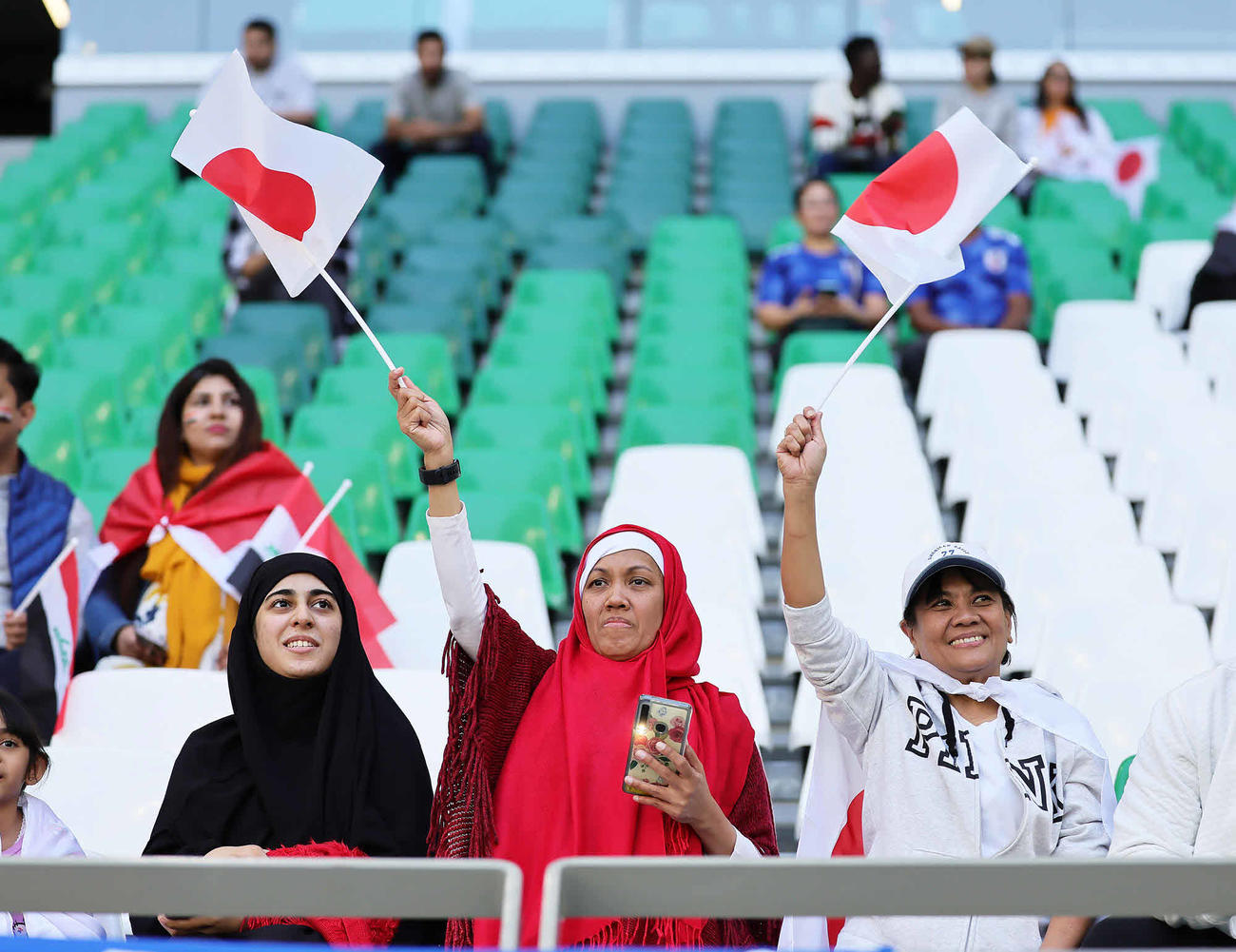 日本対イラク　試合前、日本の国旗を振る観客（撮影・足立雅史）