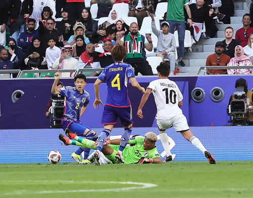 日本対イラク　後半、セーブするGK鈴木（撮影・足立雅史）