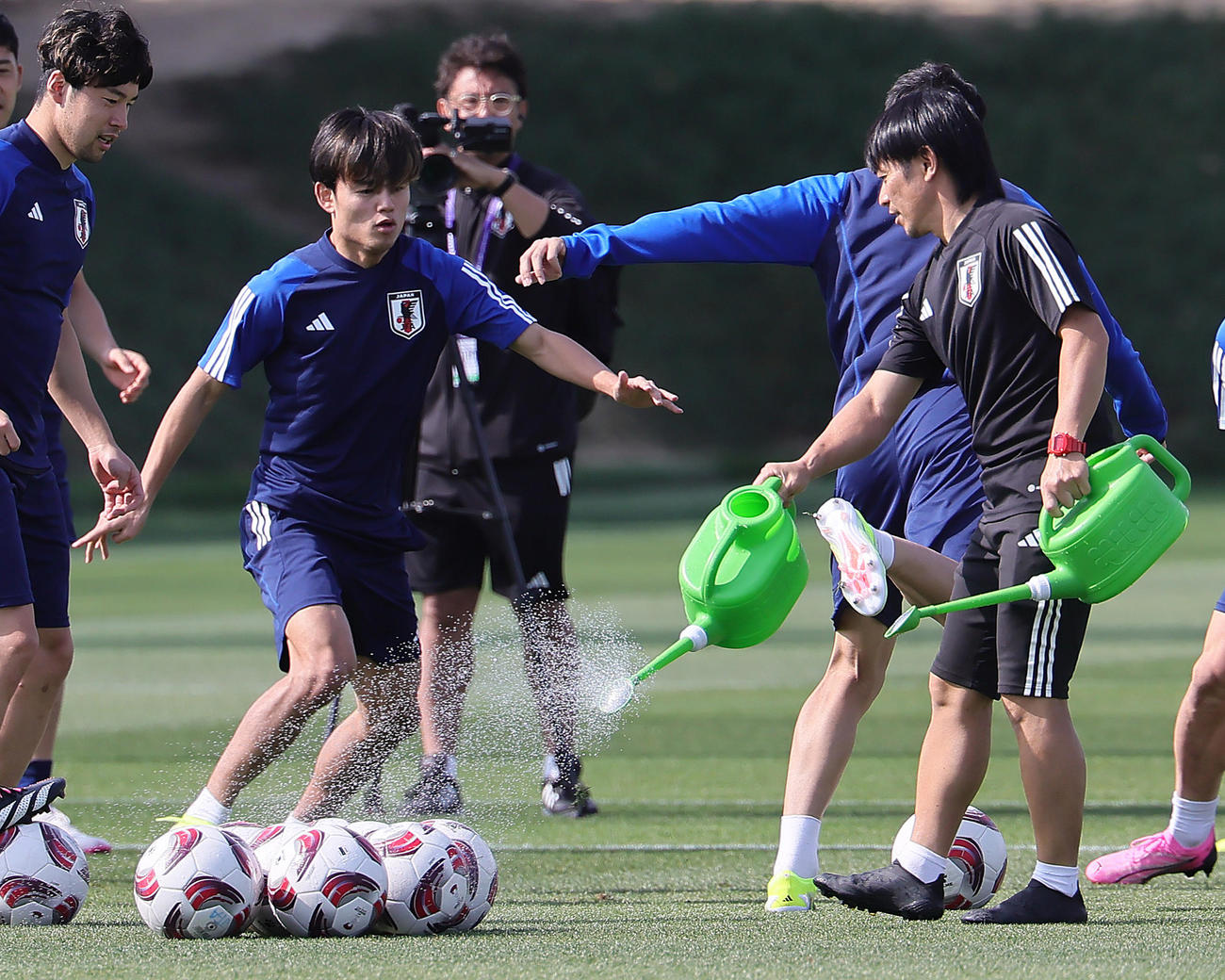 練習でボールを追う久保（左）（撮影・足立雅史）