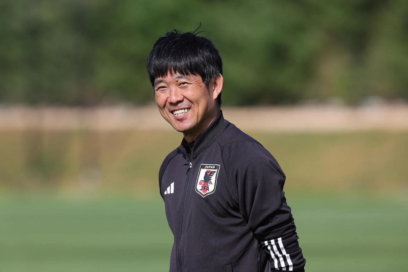 練習前、笑顔を見せる森保監督（撮影・足立雅史）