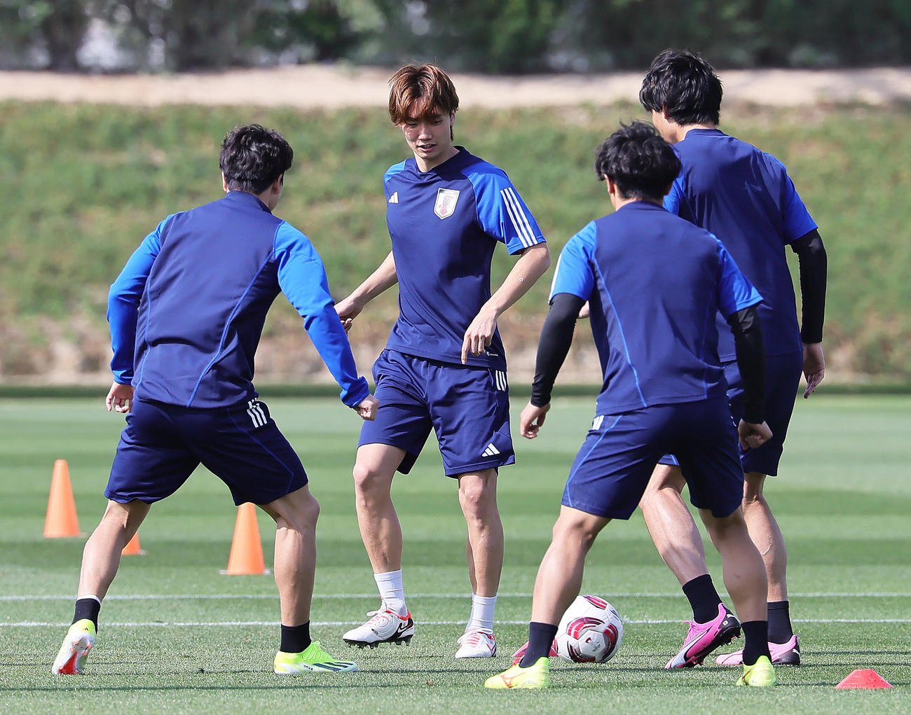 練習でボールを追う板倉（左から2人目）（撮影・足立雅史）