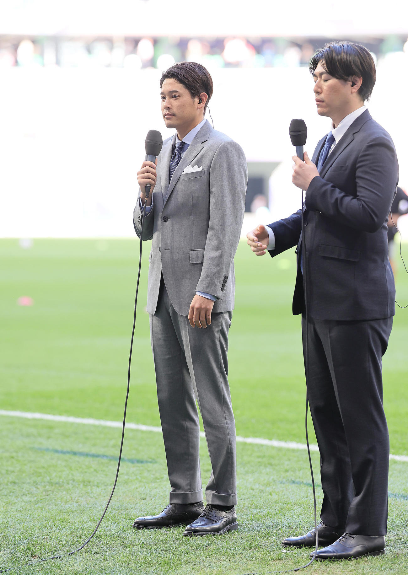 試合前、リポートする内田篤人氏（撮影・足立雅史）