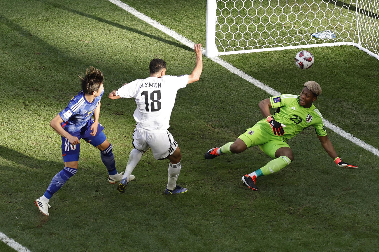 追加点を決めるイラクのアイメン・フセイン（ロイター）