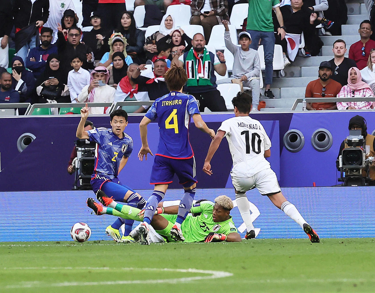 日本対イラク　後半、セーブするGK鈴木（撮影・足立雅史）