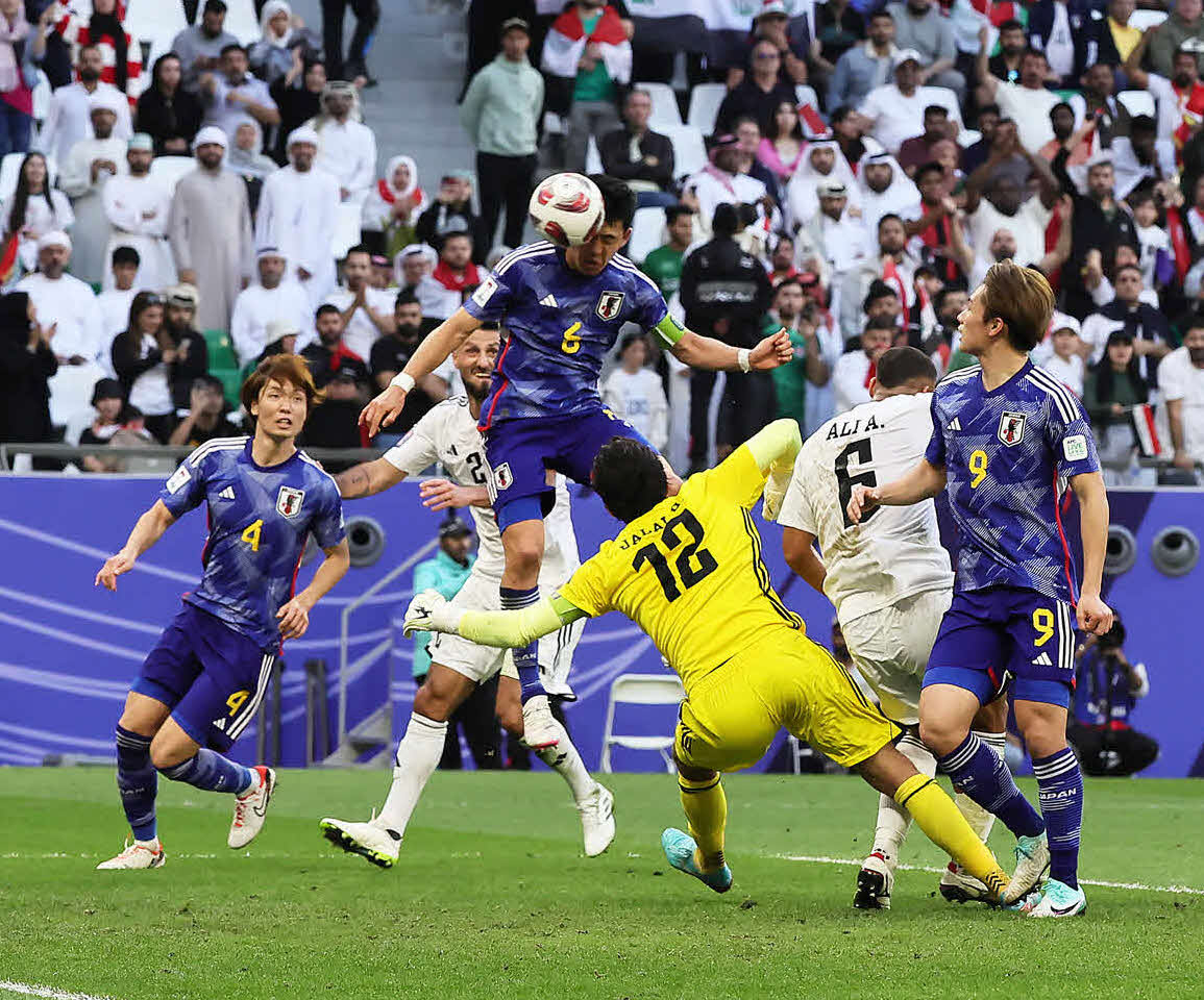 日本対イラク　後半ロスタイム、ヘディングでゴールを決める遠藤（中央上）（撮影・足立雅史）