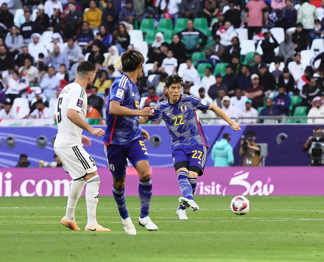 日本対イラク　後半、パスを出す冨安（右）（撮影・足立雅史）