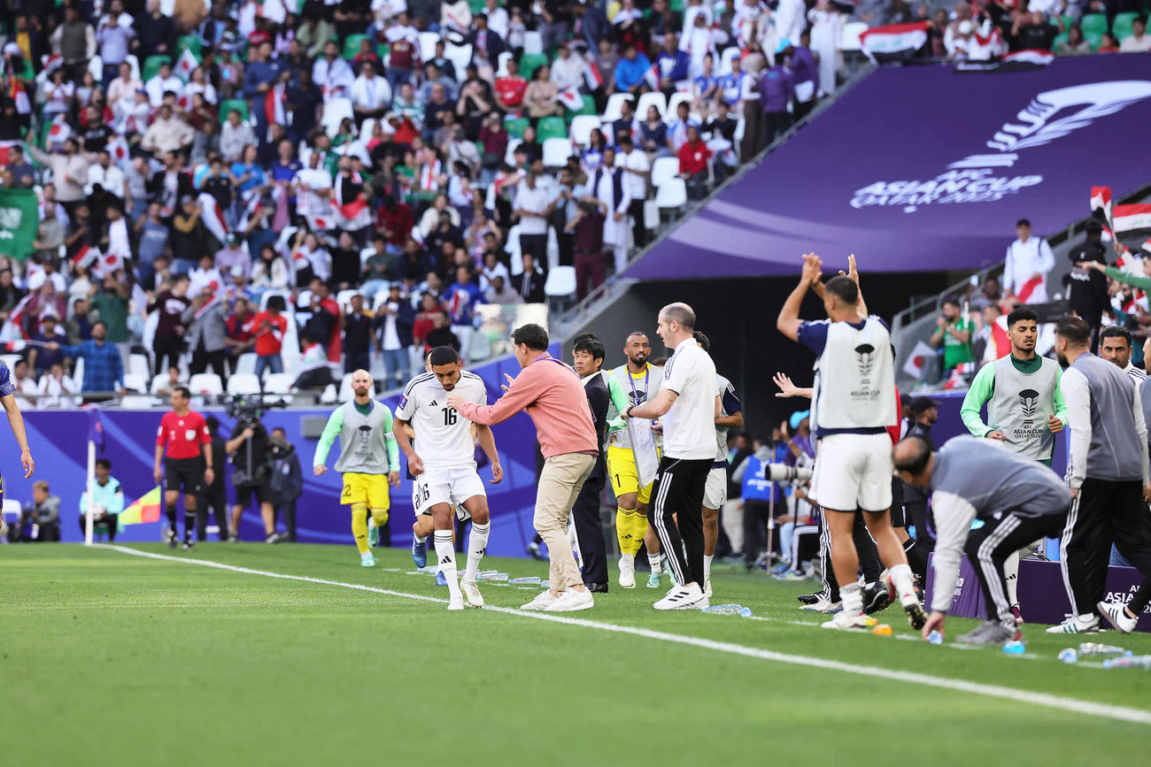 日本対イラク　前半、アイメンに先制ゴールを許し、浮かない表情の森保監督（中央）（撮影・足立雅史